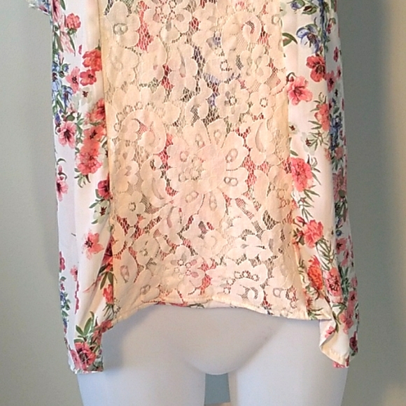 Pretty Floral Print Mock Neck Sleeveless Top with Lace. - Picture 4 of 13